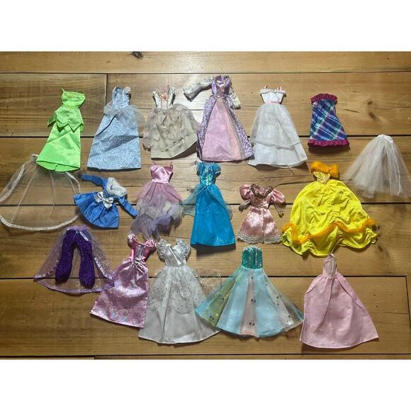 Lot of 18 pieces of Barbie Doll Clothes. Princess Dresses, Pants, Wedding - Picture 1 of 9